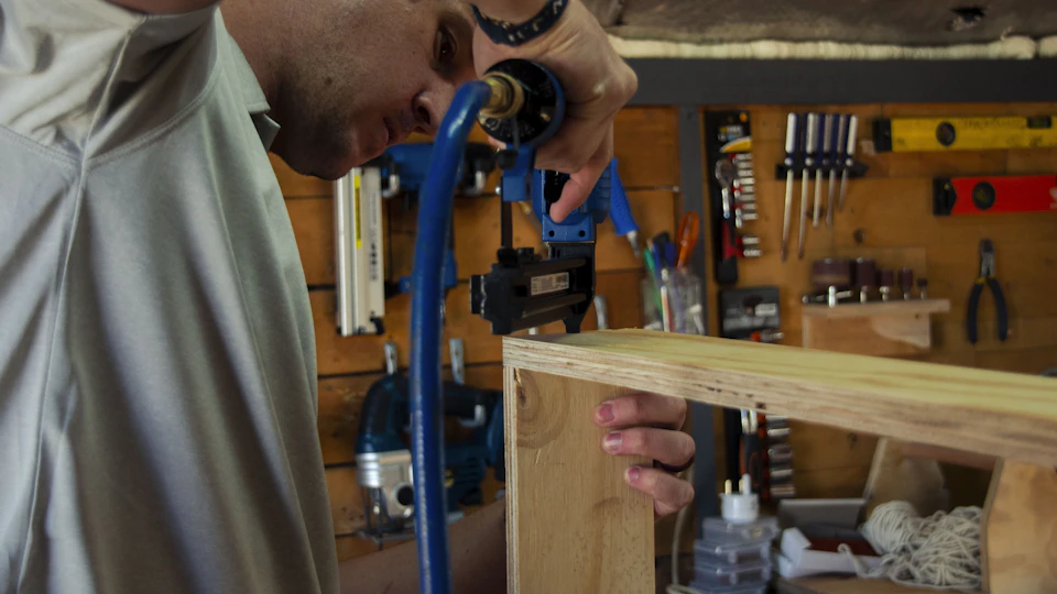 Handwerker bei der Arbeit in seiner Werkstatt