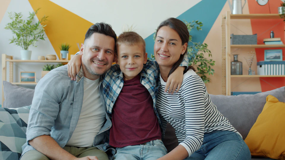 Familie auf dem Sofa